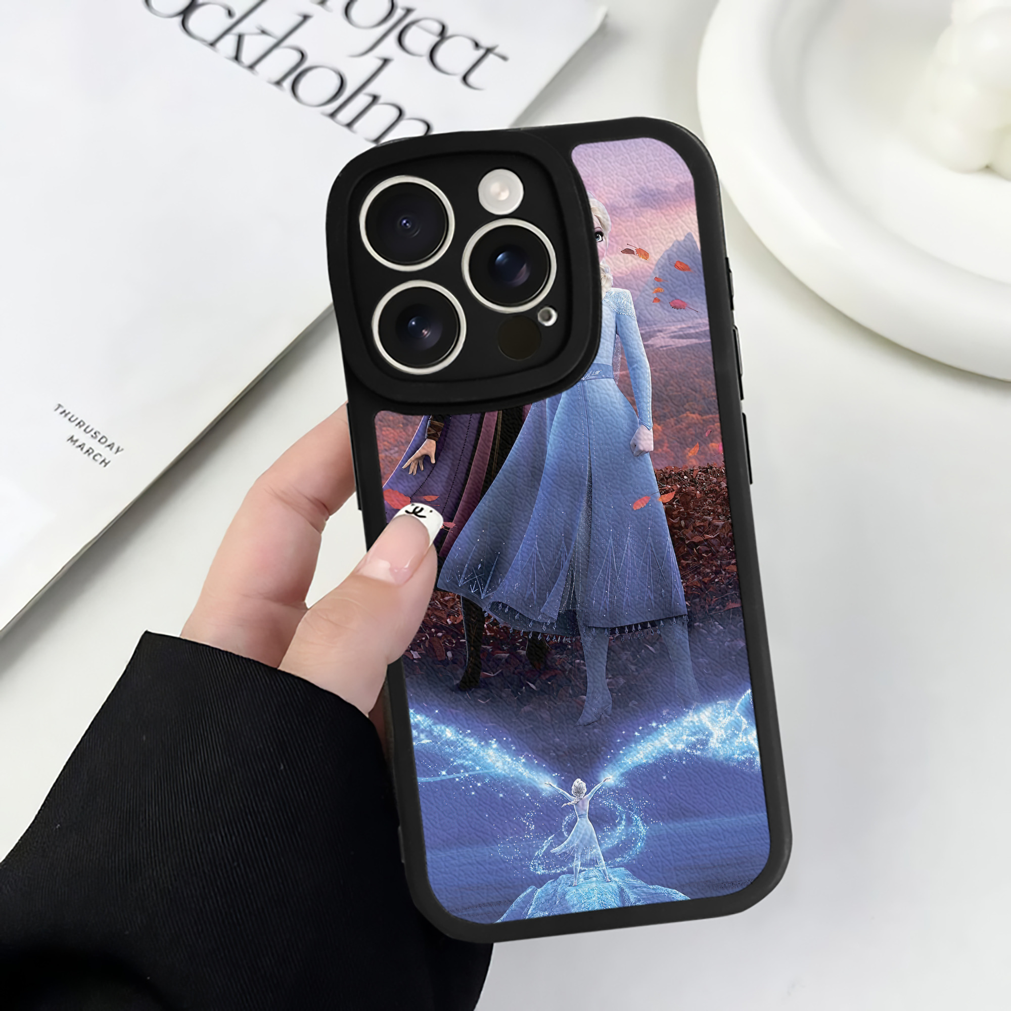 （画像用） アナと雪の女王 アンナ エルサ Frozen Anna Elsa 【iPhone 16シリーズ対応】シリコンスマホケース（レザー調） 材質：シリコン